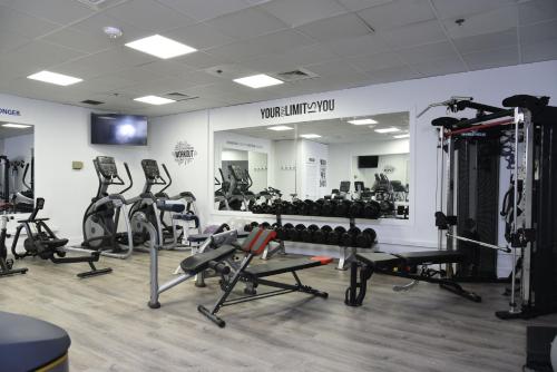 un gimnasio con varias cintas de correr y máquinas en una habitación en Carousel Resort Hotel and Condominiums en Ocean City