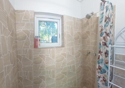 y baño con ventana y ducha. en Budget & Basic in Local Neighborhood, 7min Drive to Downtown Nassau Beach Paradise en Nassau