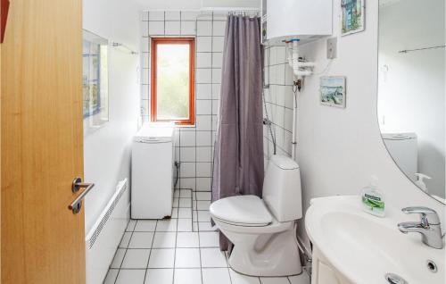 La salle de bains est pourvue de toilettes et d'un lavabo. dans l'établissement Awesome Home In Sams With Kitchen, à Nordby
