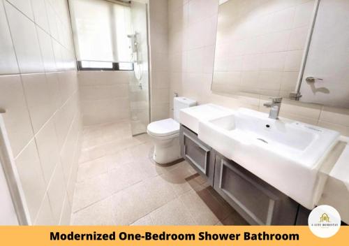 W łazience znajduje się umywalka, toaleta i lustro. w obiekcie I-City Homestay - Shah alam, Hospital Shah Alam, UITM, Central Mall SOGO, Seksyen 7 w mieście Shah Alam