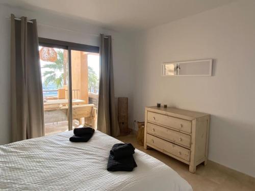 Posteľ alebo postele v izbe v ubytovaní Elegant apartment, stunning views, fully renovated in la Hacienda del Senorio de Cifuentes