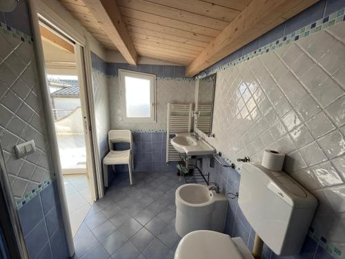 ポルト・ガリバルディにあるResidence Teresinesのバスルーム(トイレ、洗面台付)