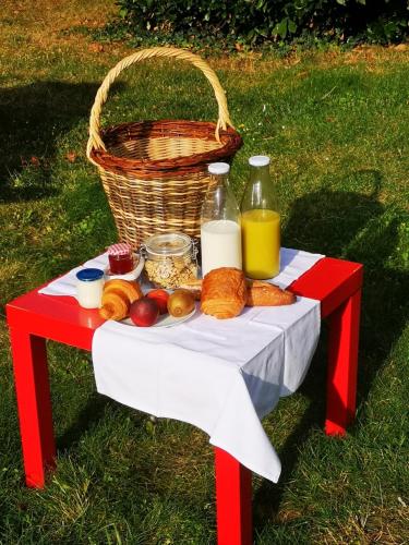 - une table de pique-nique avec de la nourriture et un panier dans l'établissement Gites Aubelle - La Maison Aubelle, à Montreuil-Bellay
