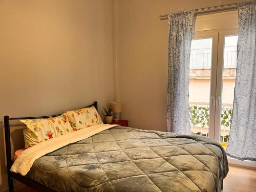- une chambre avec un lit et une fenêtre dans l'établissement Time Suit Thessaloniki, à Thessalonique