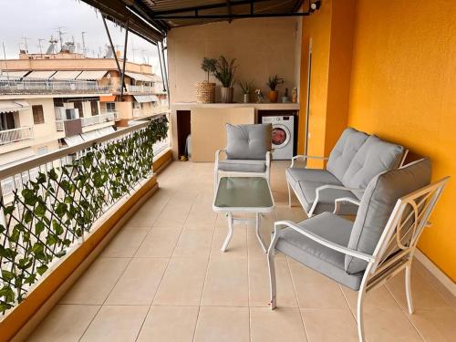 - un balcon avec deux chaises, un canapé et une table dans l'établissement Time Suit Thessaloniki, à Thessalonique