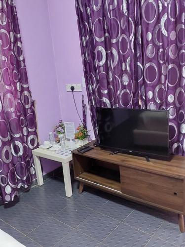 Televiisor ja/või meelelahutuskeskus majutusasutuses Taman Negara River View Lodge