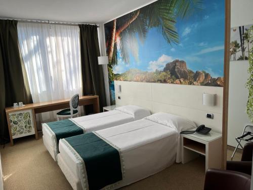 ブルゲーリオにあるHotel Sporting Brugherioのベッド2台が備わる客室で、壁には絵画が飾られています。
