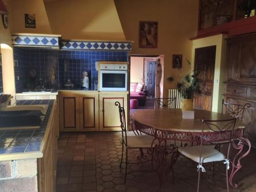 Kuchyň nebo kuchyňský kout v ubytování Maison paisible