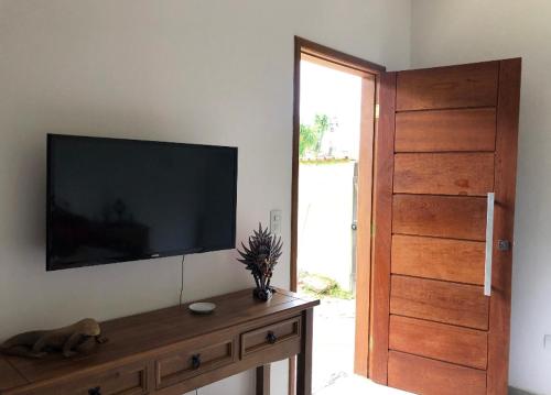 Una televisión o centro de entretenimiento en Suítes Kauai
