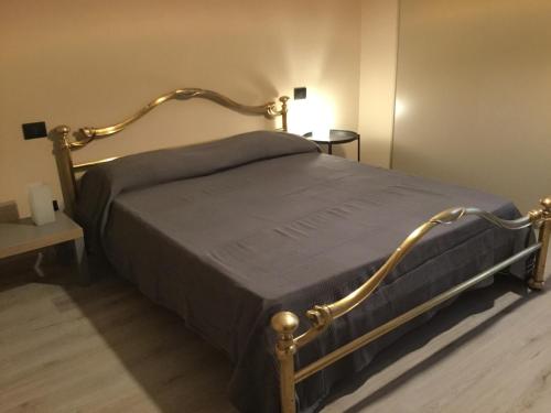uma cama com uma armação de metal num quarto em Casa Teodora em Mantova