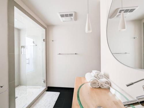 un bagno con lavandino e specchio di Lakeview Home by Lightrail Downtown & Airport a Seattle
