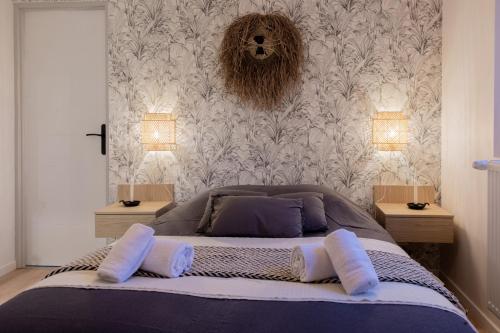 ein Schlafzimmer mit einem großen Bett mit zwei Nachttischen in der Unterkunft DIFY Ethnic Chic - Parilly in Vénissieux