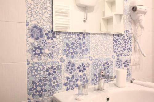 A bathroom at La Baia Di Partenope