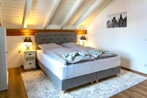 a bedroom with a bed in a room with a ceiling at Toller Ausblick, Berge, Sonne, Balkon - Zentral in Sonthofen in Sonthofen
