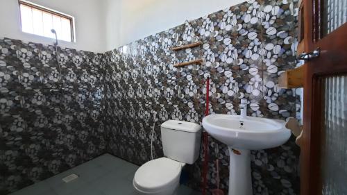 La salle de bains est pourvue de toilettes et d'un lavabo. dans l'établissement La CASETTA A ZANZIBAR B&B, à Uroa