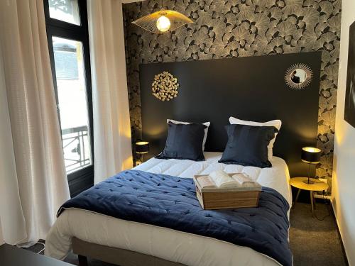 sypialnia z dużym łóżkiem i niebieskim kocem w obiekcie Joli appartement hyper-centre w mieście Alençon