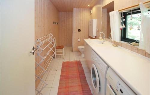 ein Badezimmer mit einem Waschbecken und einer Waschmaschine in der Unterkunft Beautiful Home In Sams With Kitchen in Nordby