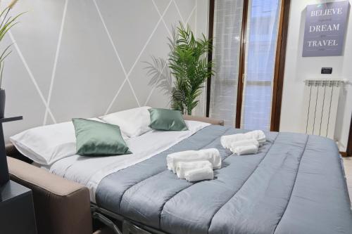 ein großes Bett mit Handtüchern darüber in der Unterkunft [Seveso-Stazione] Design, Wifi & Garage Privato in Seveso