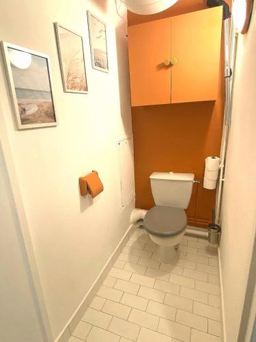 Elle comprend une petite salle de bains pourvue de toilettes. dans l'établissement Studio vue mer. Calme et idéalement situé, à Canet