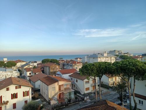 una vista di una città con case e l'oceano di Hotel La Torre a Cervia