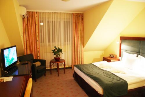 Giường trong phòng chung tại Hotel Wilga by Katowice Airport