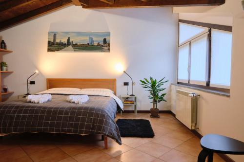 A bed or beds in a room at [10' from Malpensa] Casa Moderna, Netflix & WI-FI