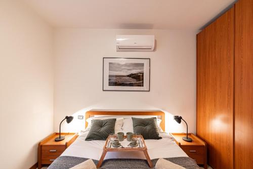 sypialnia z łóżkiem z 2 lampami i stołem w obiekcie [CANTU-COMO] WiFi, Design & Relax w mieście Cantù