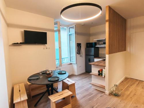 ein Wohnzimmer mit einem Esstisch und einer Küche in der Unterkunft TXANPA centre 4 pers in Biarritz