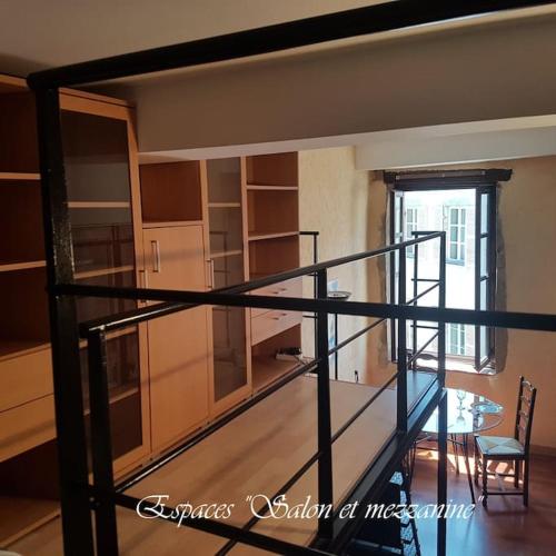 - un escalier dans une pièce avec une table et une cuisine dans l'établissement Semi-duplex Ancien Hôtel Particulier, à Bourg-en-Bresse