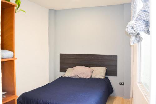 Monkstel Puebla في Momoxpan: غرفة نوم بسرير ازرق في غرفة