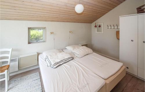 Postel nebo postele na pokoji v ubytování Amazing Home In Sams With Kitchen