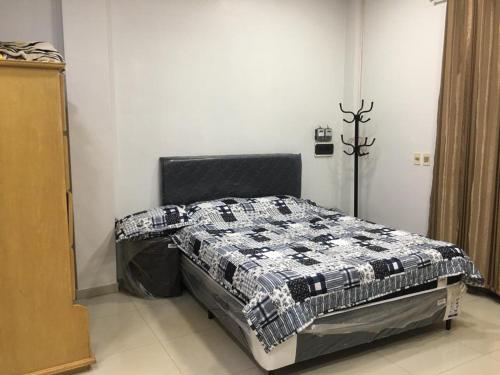 een slaapkamer met een bed in een kamer bij Monoambiente en Ciudad del Este - Py in Ciudad del Este