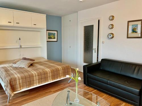 un soggiorno con un letto e un divano di Apartment Nordseeblick a Sankt Peter-Ording