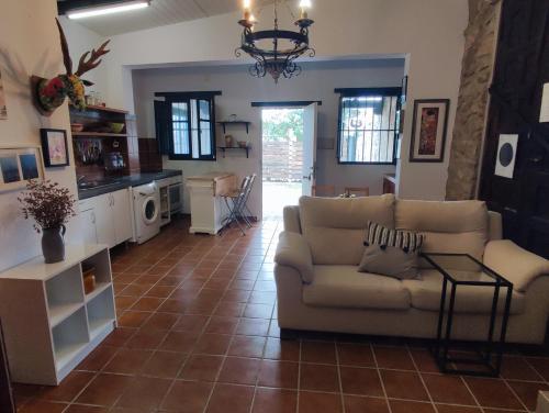 Il comprend un salon avec un canapé et une cuisine. dans l'établissement Casa Portal, à El Palmar
