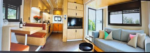 a living room and kitchen of a tiny caravan at היחידה in Ashdod