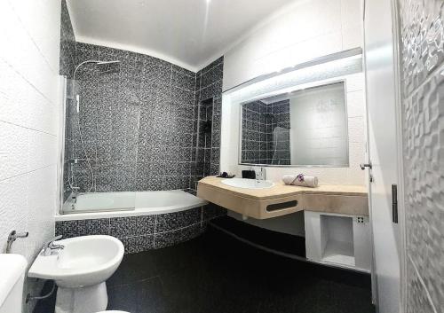 Koupelna v ubytování Albufeira SPOT com piscinas exteriores e interior!