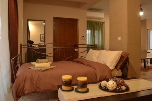een slaapkamer met een bed en een tafel met eten erop bij Harmony in Tríkala