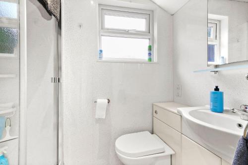 Baño blanco con aseo y lavamanos en Comfortable 2 bedroom property, Maidstone en Maidstone
