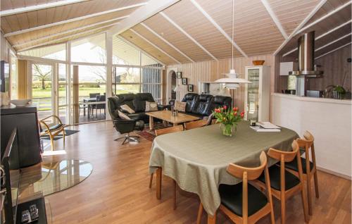 NordbyにあるAwesome Home In Samsø With Kitchenのテーブルと椅子のあるキッチンとダイニングルーム