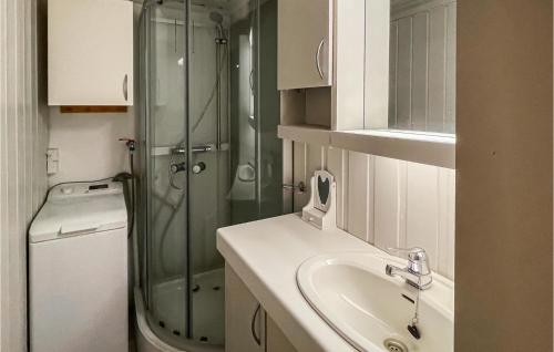 een badkamer met een wastafel en een glazen douche bij 3 Bedroom Pet Friendly Home In Vinstra in Vinstra