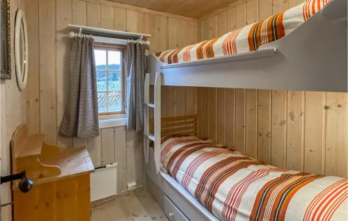 2 stapelbedden in een kamer met een raam bij 3 Bedroom Pet Friendly Home In Vinstra in Vinstra