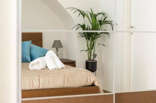 Una cama o camas en una habitación de Room in Bloom Bed and Breakfast