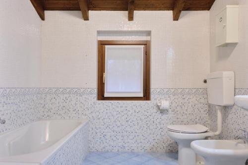 A bathroom at [10' from Malpensa] Casa Moderna, Netflix & WI-FI