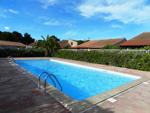 una piscina en un patio en Maison climatisée dans résidence avec piscine, en Saint-Cyprien