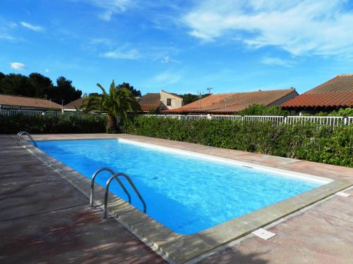 - une piscine dans une cour dans l'établissement LES JARDINS D ETE Maison climatisée dans résidence avec piscine - 3 chambres - Parking - Wifi, à Saint-Cyprien