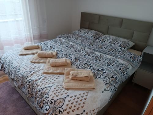łóżko z dwoma ręcznikami na górze w obiekcie Apartman Meseceva dolina w mieście Divčibare