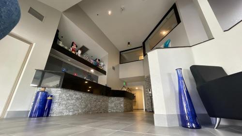 a living room with blue vases on the wall at Destiny Palms Hotel Maingate West in Kissimmee