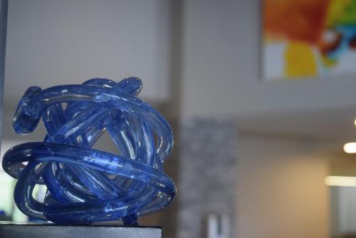 a blue glass animal statue sitting on top of a counter at Destiny Palms Hotel Maingate West in Kissimmee