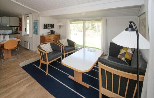Η κουζίνα ή μικρή κουζίνα στο 3 Bedroom Gorgeous Home In Samsø