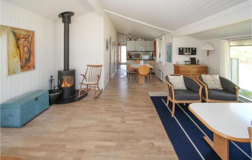 Η κουζίνα ή μικρή κουζίνα στο 3 Bedroom Gorgeous Home In Samsø